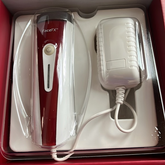 Silk'n FaceFX Anti-aging facial machine
You are 8 weeks away from Beautiful Skin - Picture 2 of 4